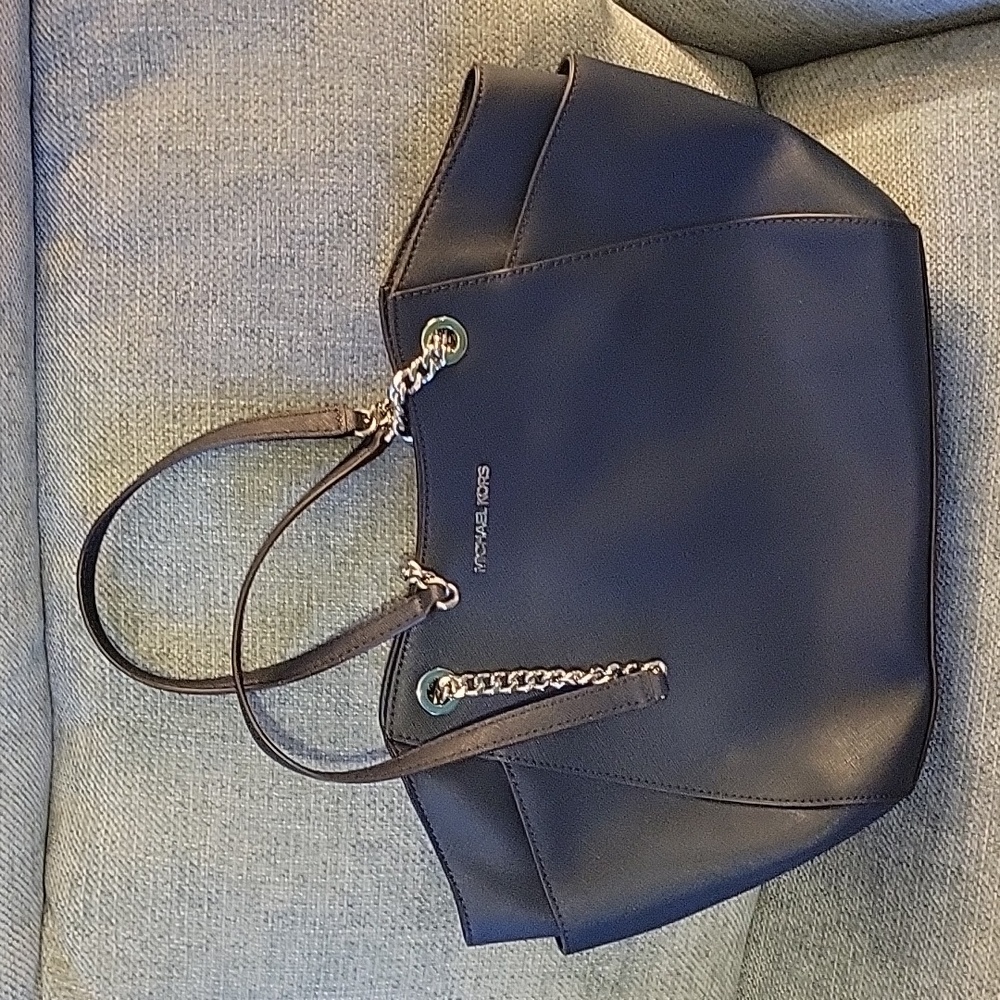 Micheal Kors crossgrain leather purse. The purse is 16x10x3 and it's dark blue.